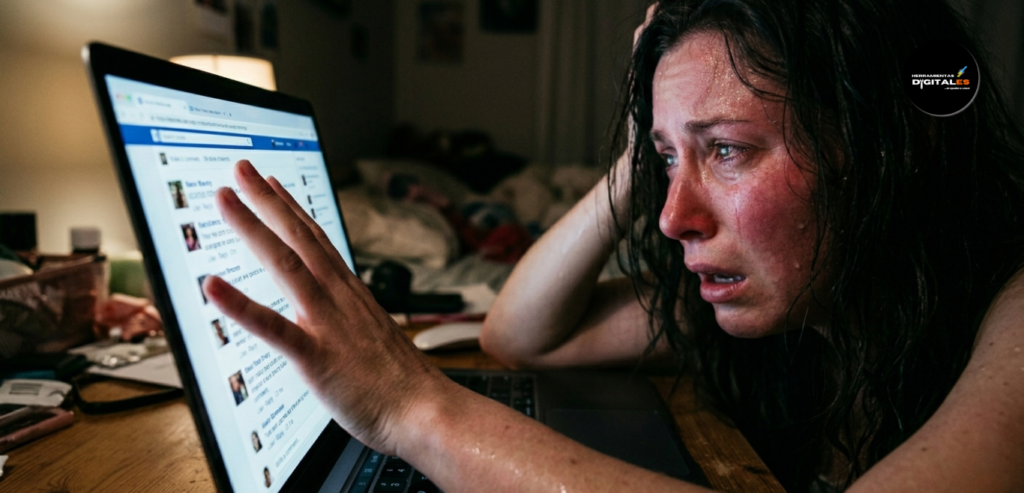 Mujer mirando su pasado tecnologico