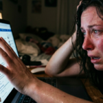 Mujer mirando su pasado tecnologico